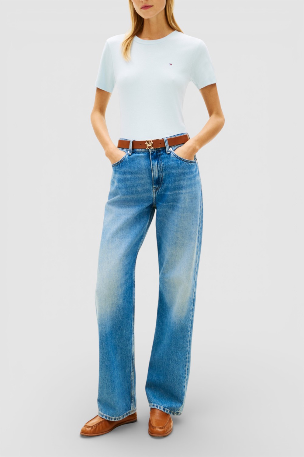 תמונת כל הלוק של חולצת טי